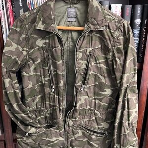 GAP Women’s Green Camouflage Jacket Size S